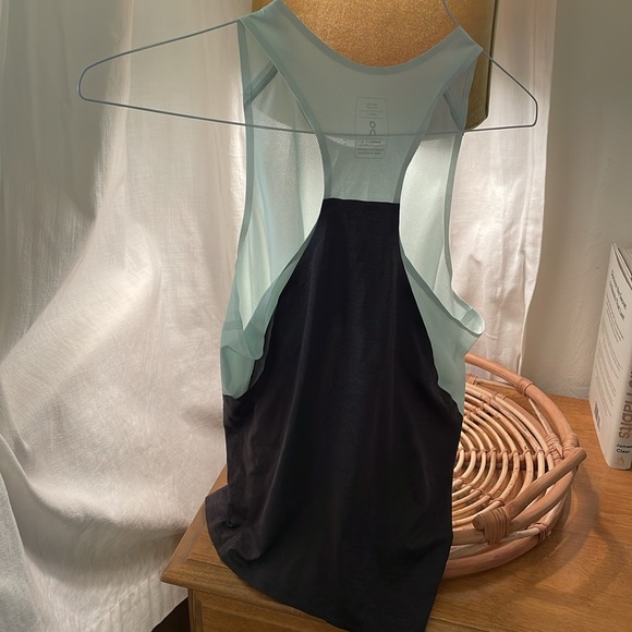 Women's ON-Running Tank- Size Small - Picture 6 of 10